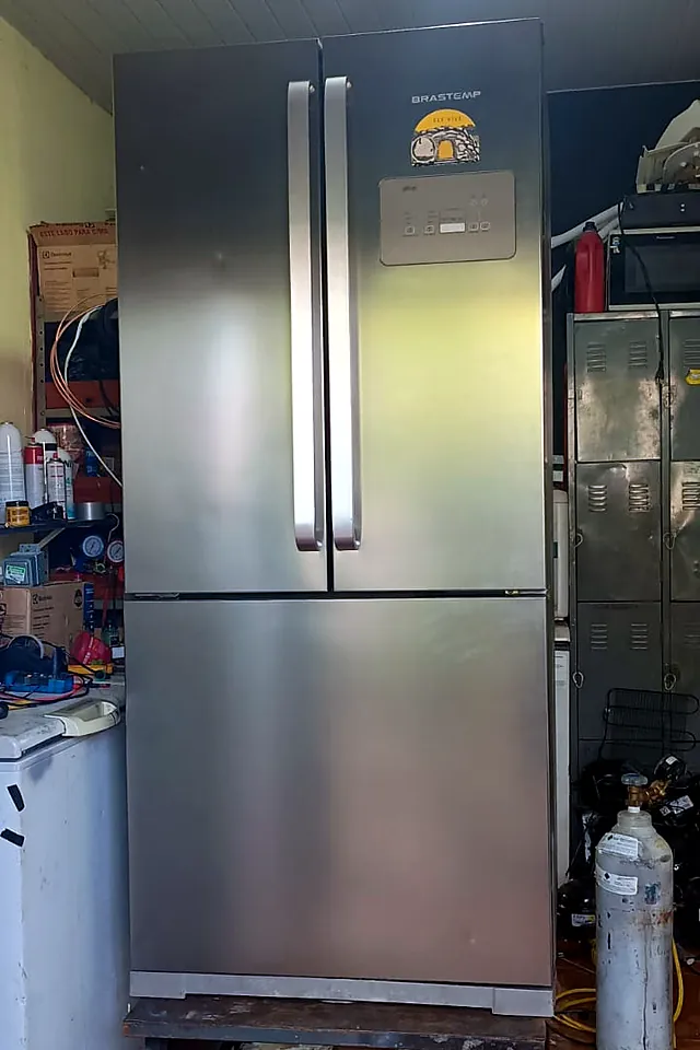 Geladeira Brastemp inox em cima do cavalete, na bancada da loja
