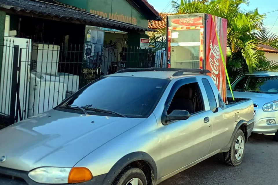 Frente da loja Nando Máquinas, com a caminhonete estacionada
