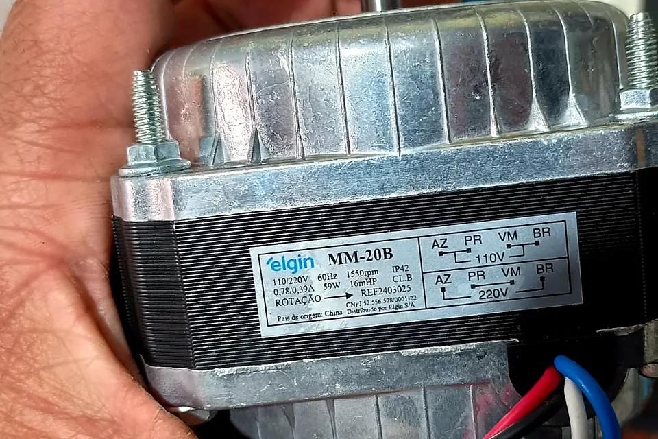 Motor de ventilador novo na mão do Nando